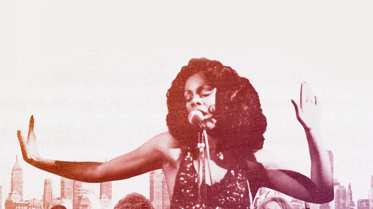 Arte promocional del documental «Disco: Soundtrack of a Revolution»: una cantante alza los brazos sobre el perfil de Nueva York en tonos rojos