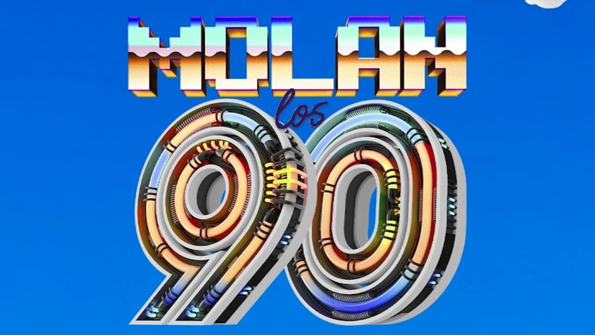 El logotipo de la gira «Molan los 90» en volúmenes cromados y neón sobre un cielo azul con nubes — arte oficial de la gira