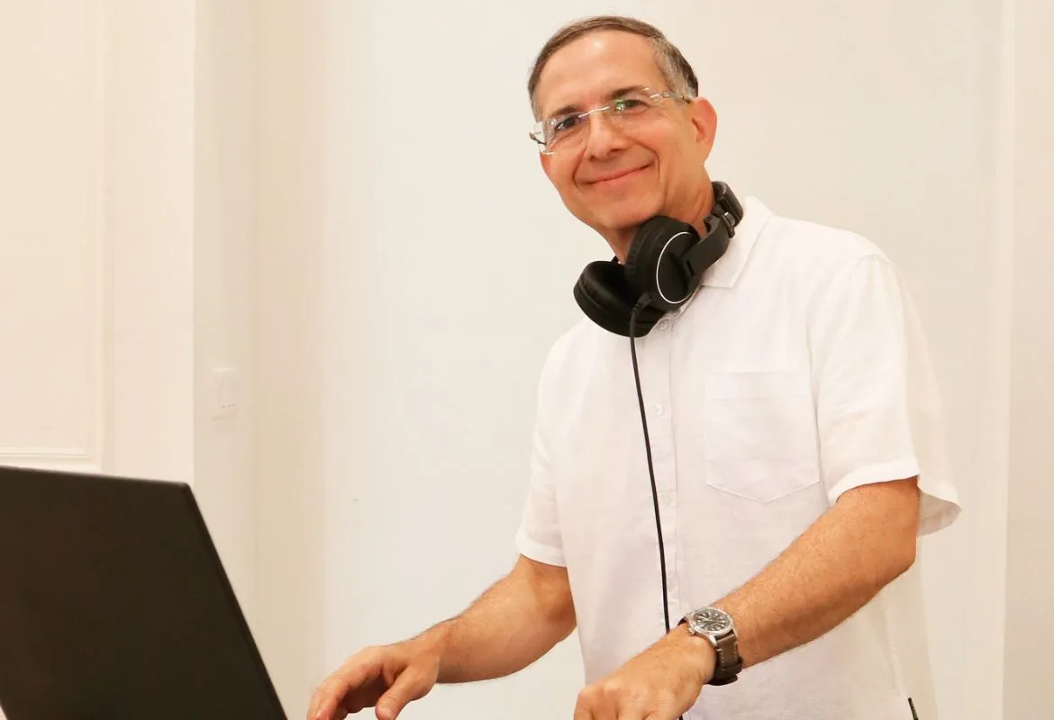 DJ Amílcar Pino — archive photograph of the lead discjockey of the Miniteca Saxon of Puerto Ordaz