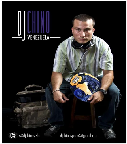 Afiche promocional de Dj Chino Vzla: sentado en un taburete con sus bolsos de discos a los pies y un disco en las manos, junto al rótulo «DJ Chino Venezuela»