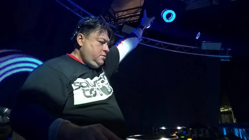 «Salvatore Schiera» — el discjockey de la segunda generación de la Miniteca Betelgeuse en cabina durante una presentación