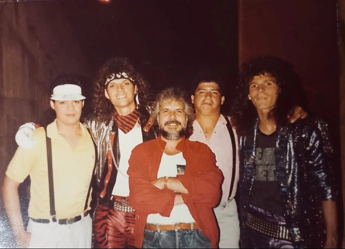 Alfredo Escalante, in a red jacket and at the center, alongside the musicians of REO Speedwagon at the Monumental de Maracay, in 1987