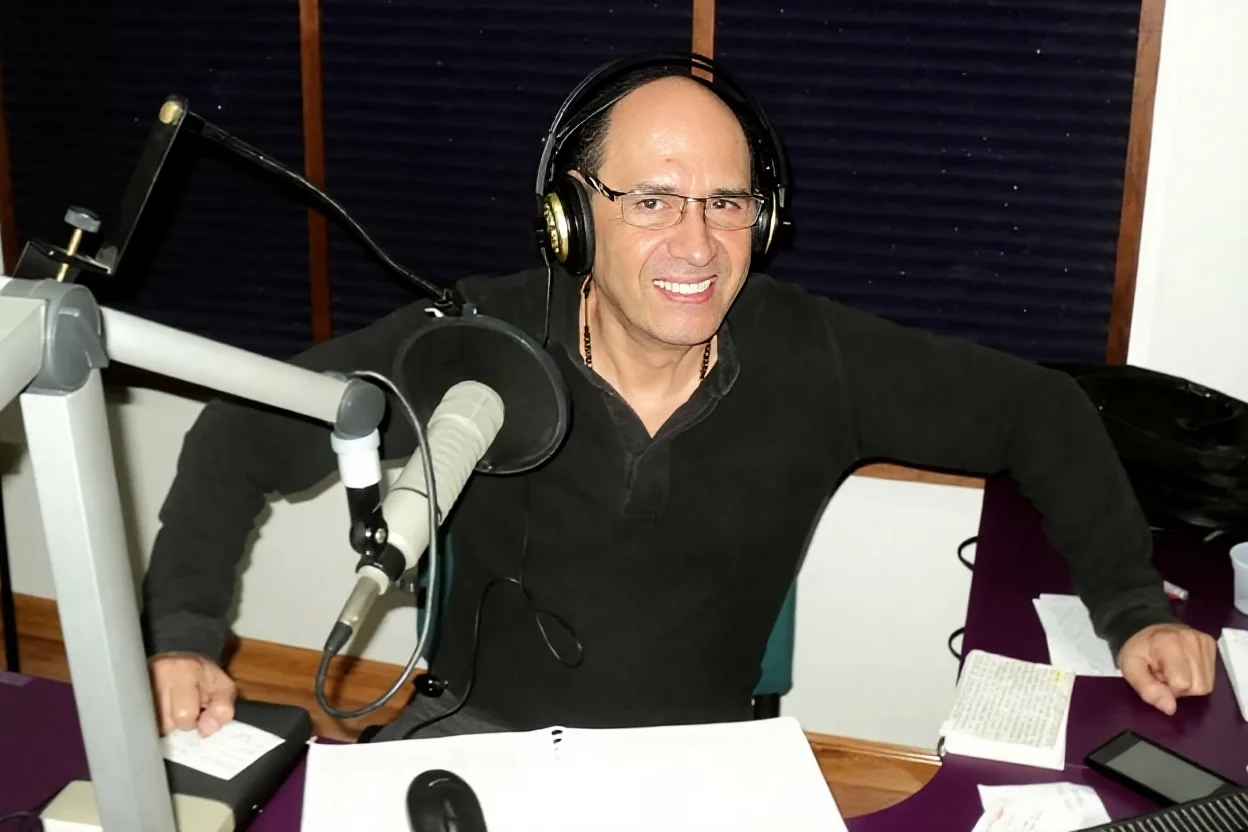 Jesús Leandro — fotografía de archivo del locutor pionero de la FM venezolana y animador de la primera Guerra de Minitecas en el Poliedro de Caracas