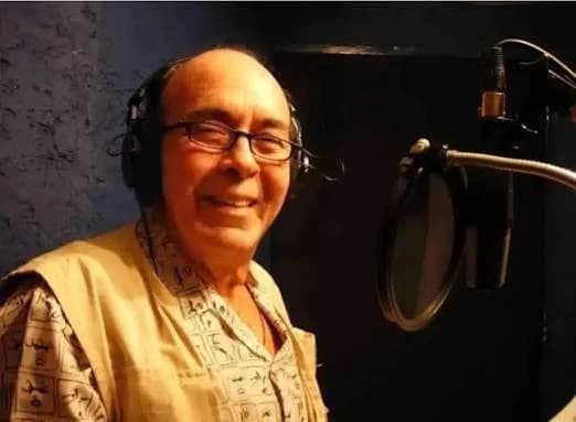 El locutor venezolano Porfirio Torres, voz de «Nuestro Insólito Universo» y de las minitecas, sonriendo frente al micrófono en la cabina de radio