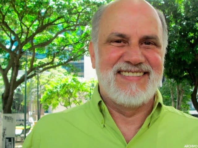 El locutor Tinedo Guía, voz insignia de Caracas 750 Dinámica y conductor de «El Proyecto 750» — retrato de archivo