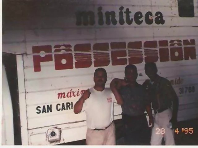 Miniteca Possession — tres integrantes posan ante el camión rotulado «miniteca POSSESSION» con las señas de San Carlos, en una fotografía de archivo fechada en abril de 1995