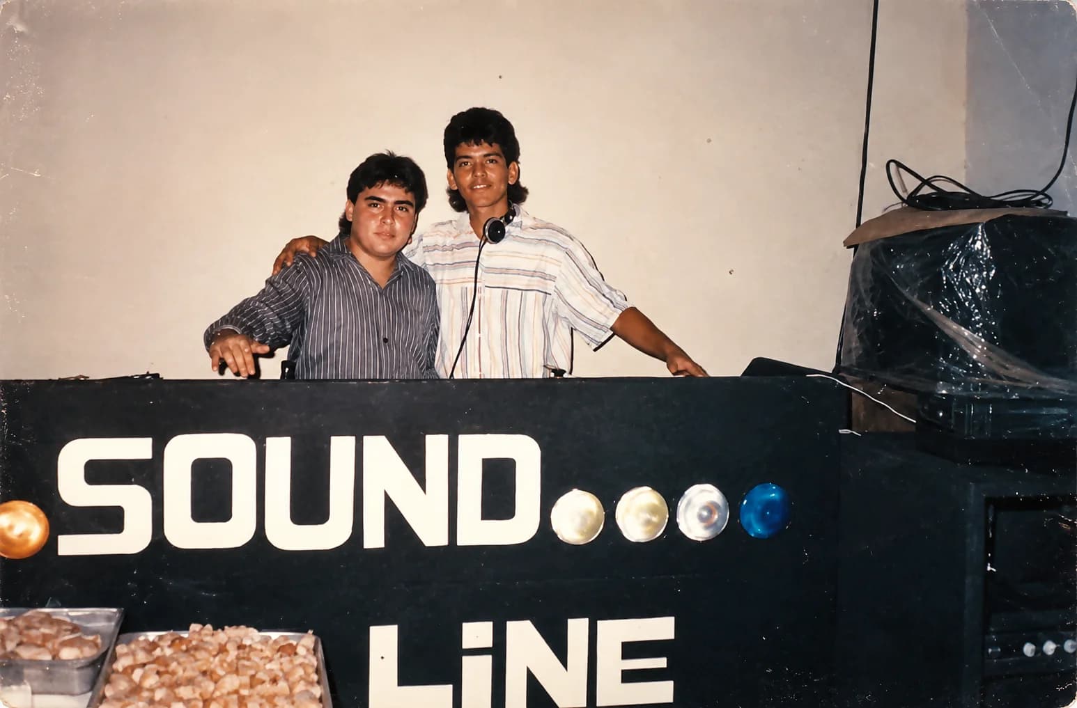 Miniteca Sound Line — dos integrantes posando tras el mueble rotulado «Sound... Line», fotografía de archivo