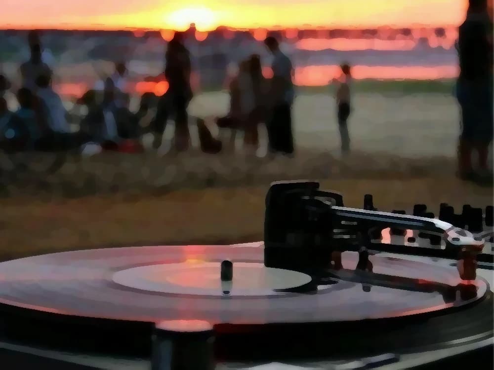A turntable with its record spinning right on the beach at sunset, silhouettes strolling by the sea — cover art of the CMTK Radio show Domingo de Clásicos
