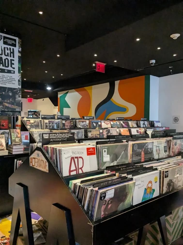 Clásicos y Géneros — Archivo CMTK Clásicos y Géneros — tienda de discos con los vinilos organizados por género, de lo alternativo a los clásicos que encendían las pistas de las minitecas