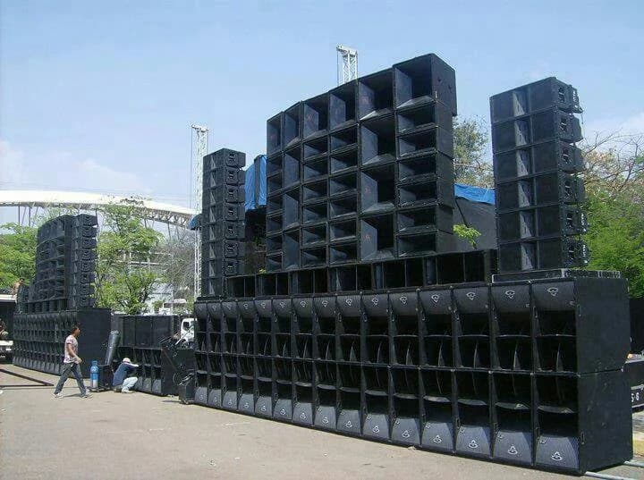 Minitecas Poder Móvil — Archivo MiniTK Minitecas Poder Móvil — imponente muro de cornetas y line arrays montado al aire libre, el «poder móvil» de sonido que define a las minitecas