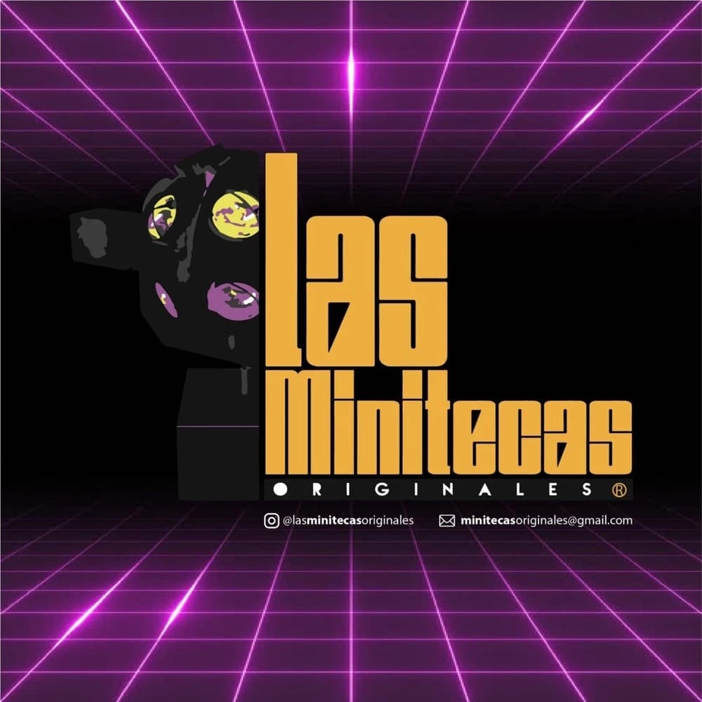 Logotipo oficial de «Las Minitecas Originales®» (LMO) — el nombre en letras ámbar sobre una retícula synthwave morada, con la silueta de una cabina y sus esferas de luces Logotipo oficial de «Las Minitecas Originales®» (LMO) — el nombre en letras ámbar sobre una retícula synthwave morada, con la silueta de una cabina y sus esferas de luces