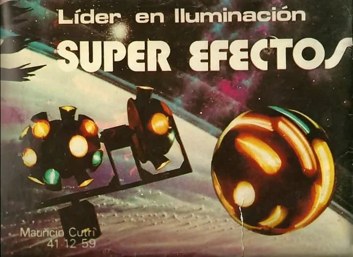 Portada del catálogo de Super Efectos, «Líder en Iluminación»: dobles bolas de luces y una media bola de espejos sobre un fondo espacial, con el nombre de Mauricio Cutri y su teléfono al pie Portada del catálogo de Super Efectos, «Líder en Iluminación»: dobles bolas de luces y una media bola de espejos sobre un fondo espacial, con el nombre de Mauricio Cutri y su teléfono al pie