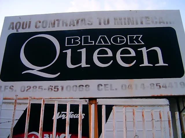 Miniteca Black Queen — valla de contrataciones de la miniteca con el rótulo «Aquí contratas tu miniteca…», el logotipo Black Queen y sus teléfonos de contacto (fotografía del archivo de La Revista de las Minitecas) Miniteca Black Queen — valla de contrataciones de la miniteca con el rótulo «Aquí contratas tu miniteca…», el logotipo Black Queen y sus teléfonos de contacto (fotografía del archivo de La Revista de las Minitecas)
