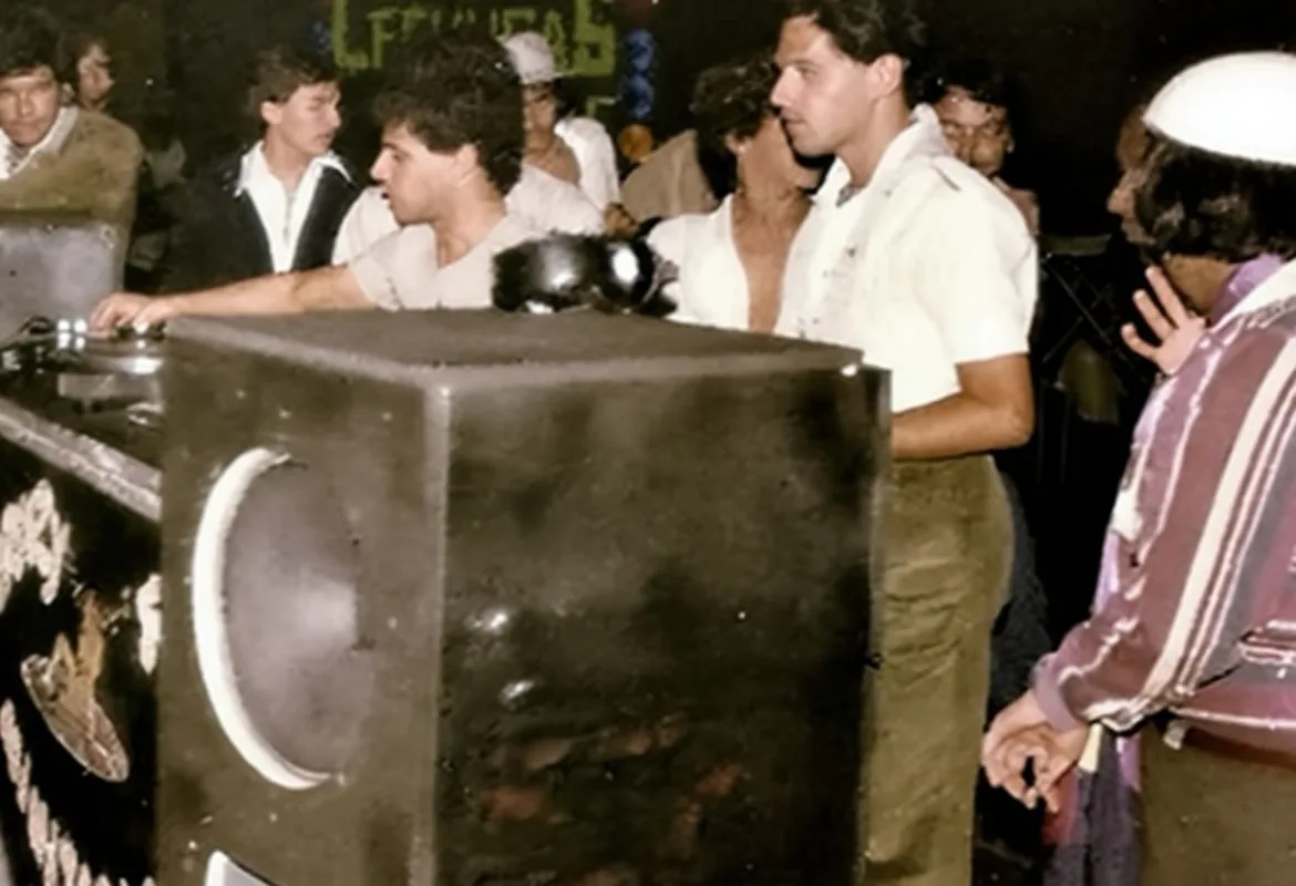 Miniteca Crazy Full — fotografía de archivo de la ganadora de la Primera Guerra de Minitecas (Poliedro de Caracas, 1979) Miniteca Crazy Full — fotografía de archivo de la ganadora de la Primera Guerra de Minitecas (Poliedro de Caracas, 1979)