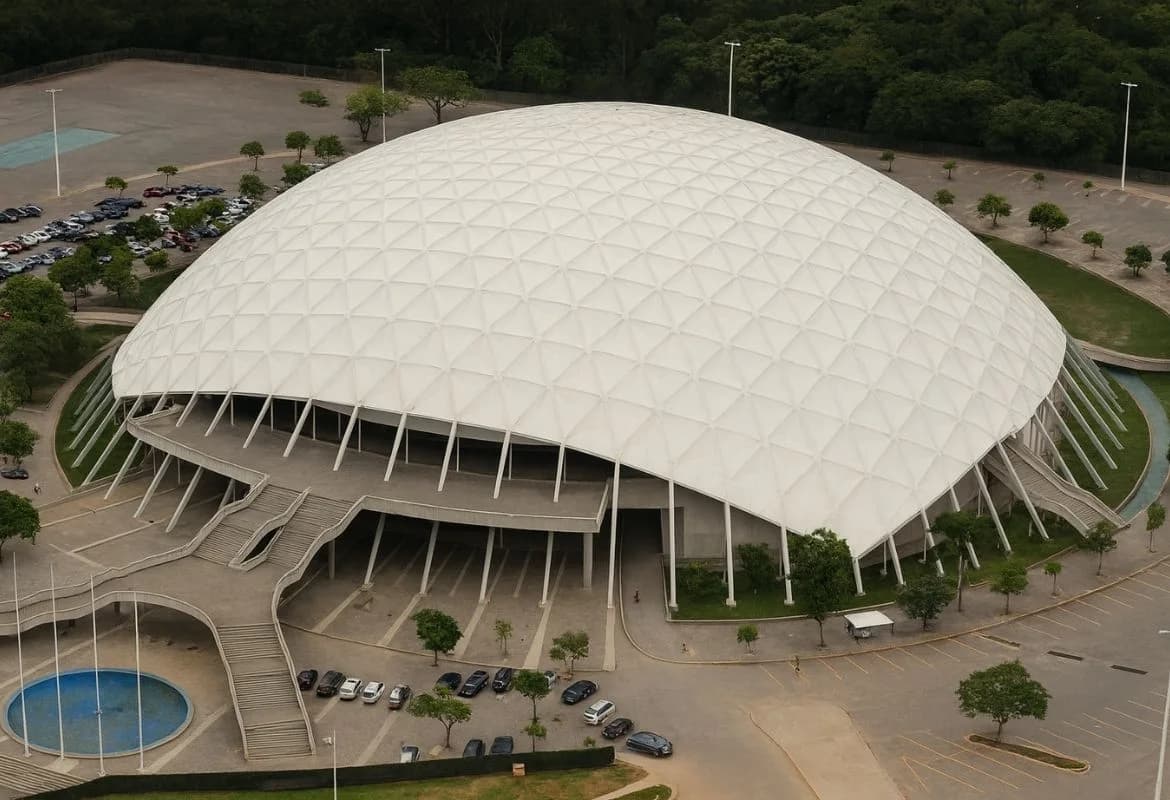 Poliedro de Caracas — fotografía de archivo del recinto de cúpula geodésica inaugurado en 1974, escenario de las primeras Guerras de Minitecas (1979–1980) Poliedro de Caracas — fotografía de archivo del recinto de cúpula geodésica inaugurado en 1974, escenario de las primeras Guerras de Minitecas (1979–1980)